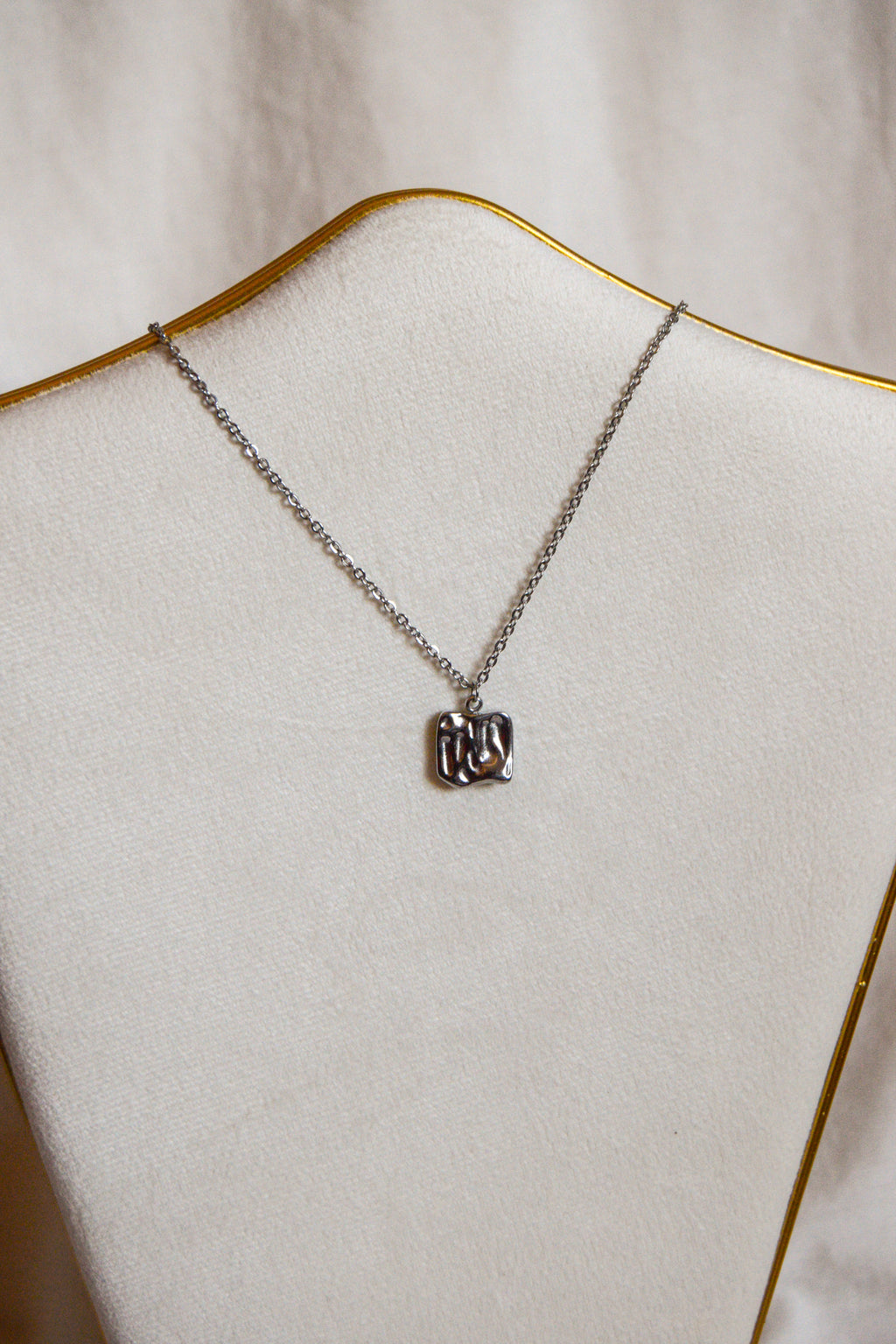 Colar prateado quadrado irregular