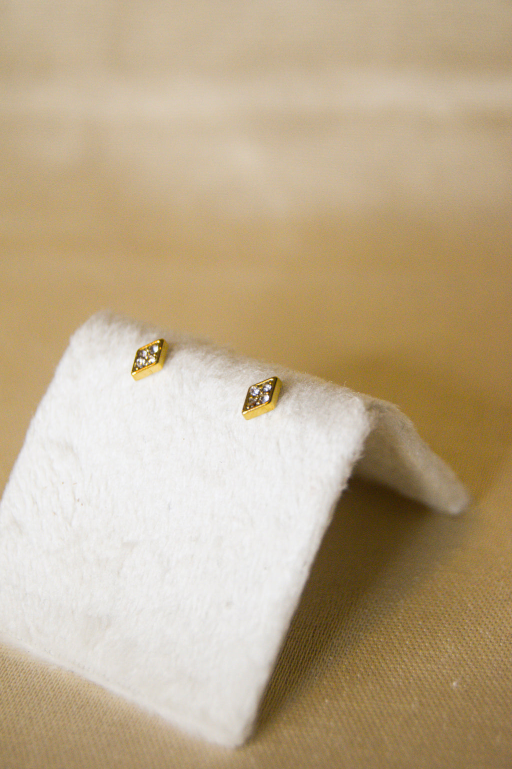 Piercing dourado losango