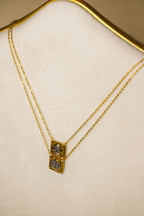 Escapulário prateado e dourado