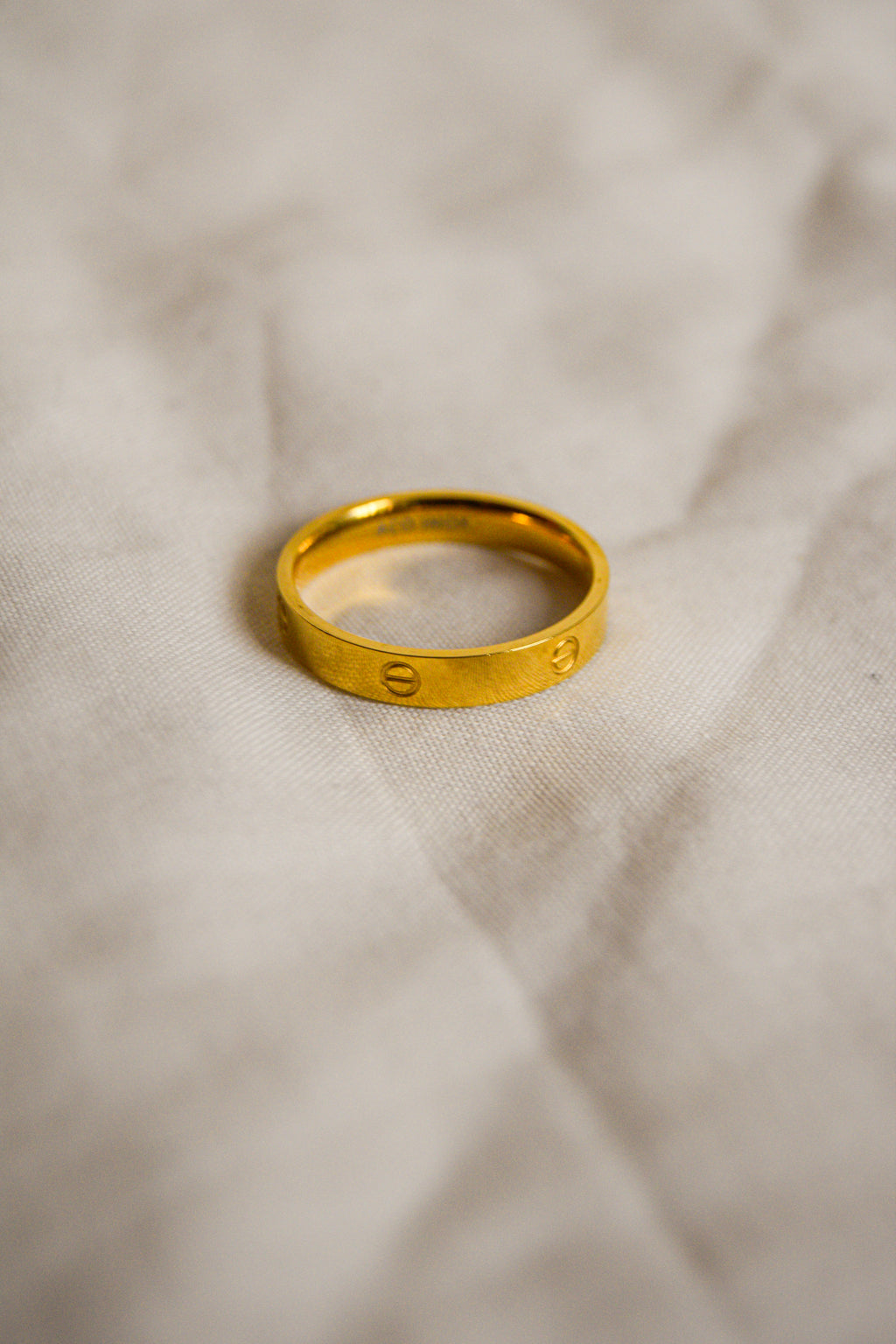 Anel dourado estilo Cartier