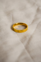 Anel dourado estilo Cartier