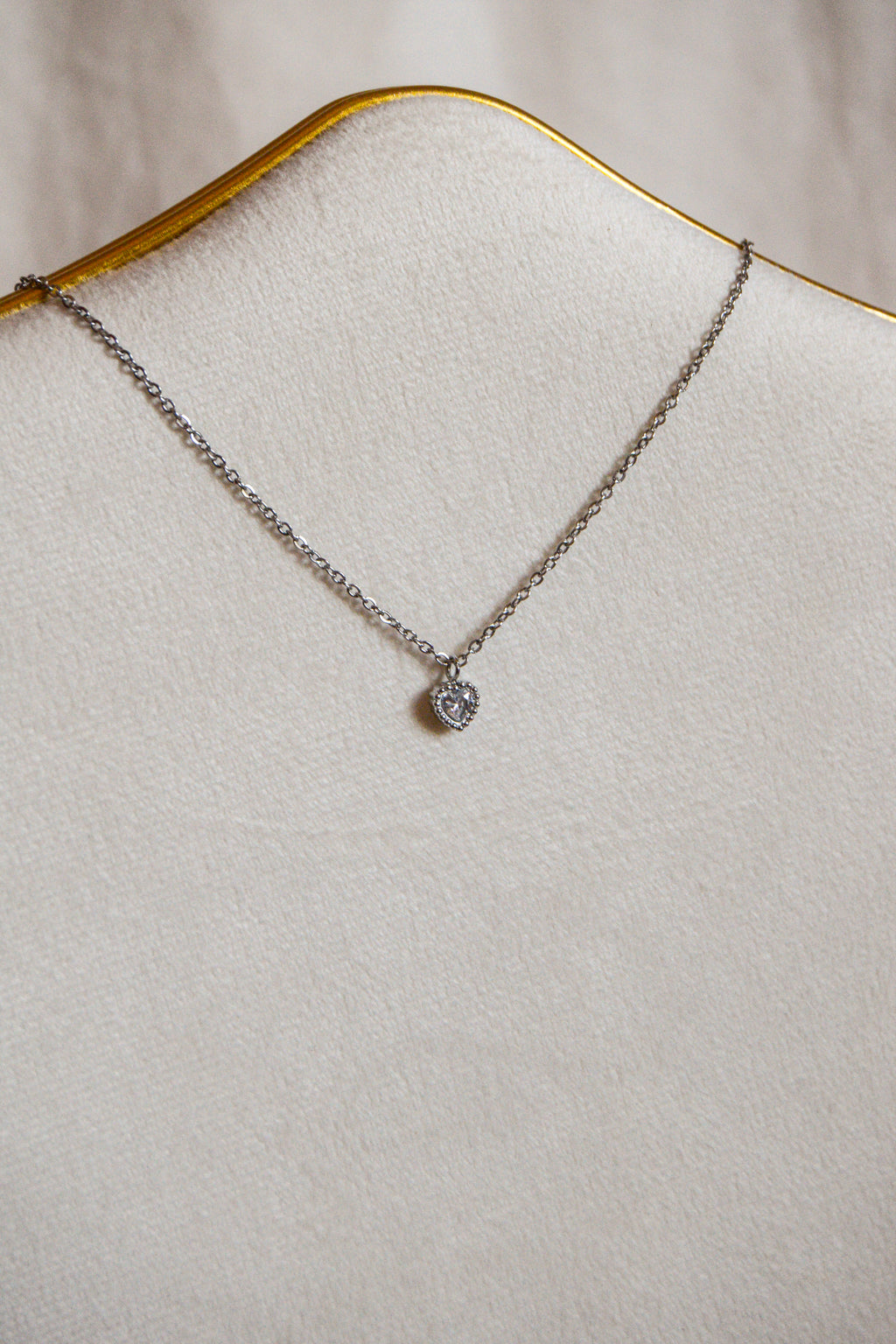 Colar prateado coração brilhante