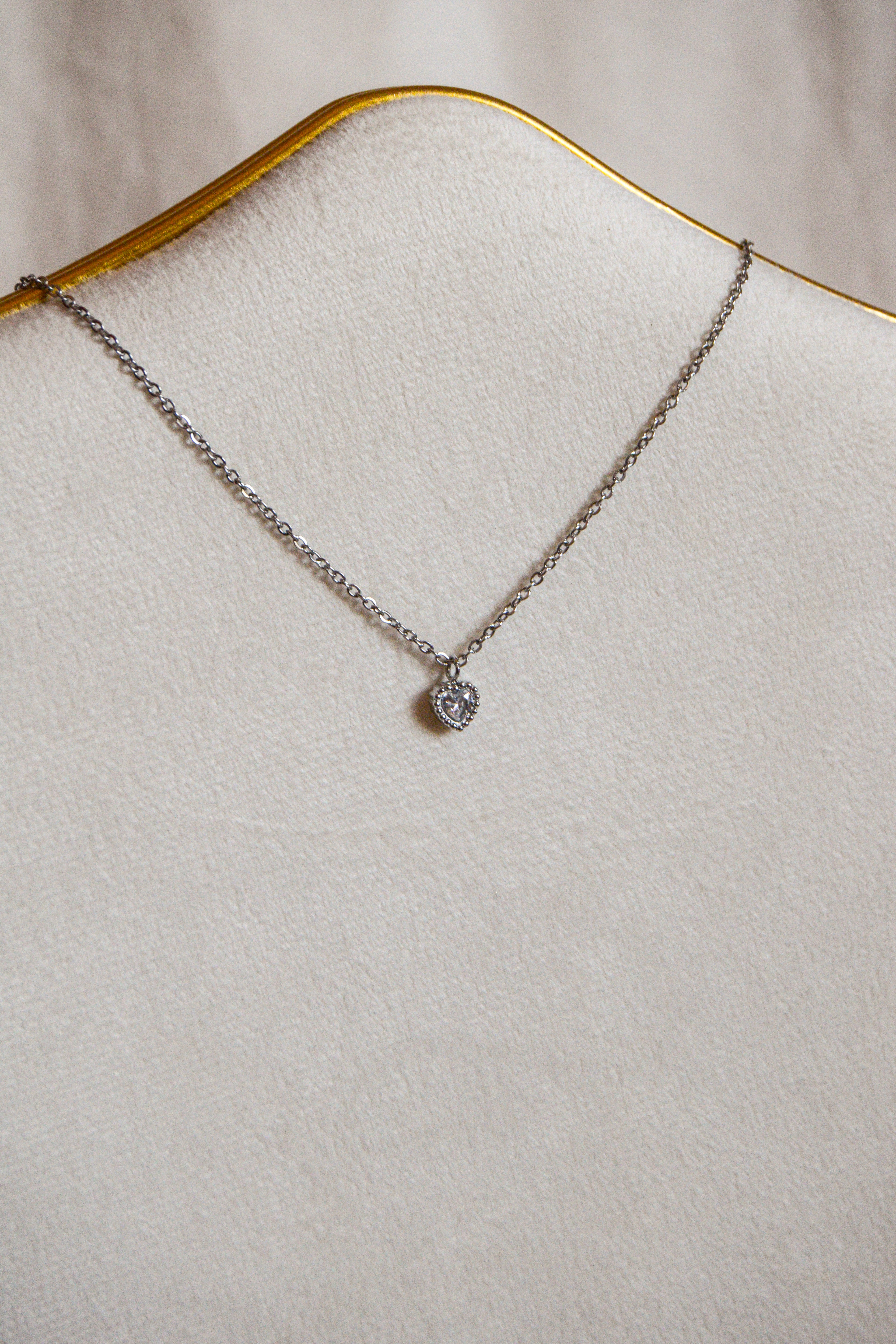 Colar prateado coração brilhante