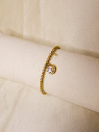 Pulseira dourada com estrela e lua