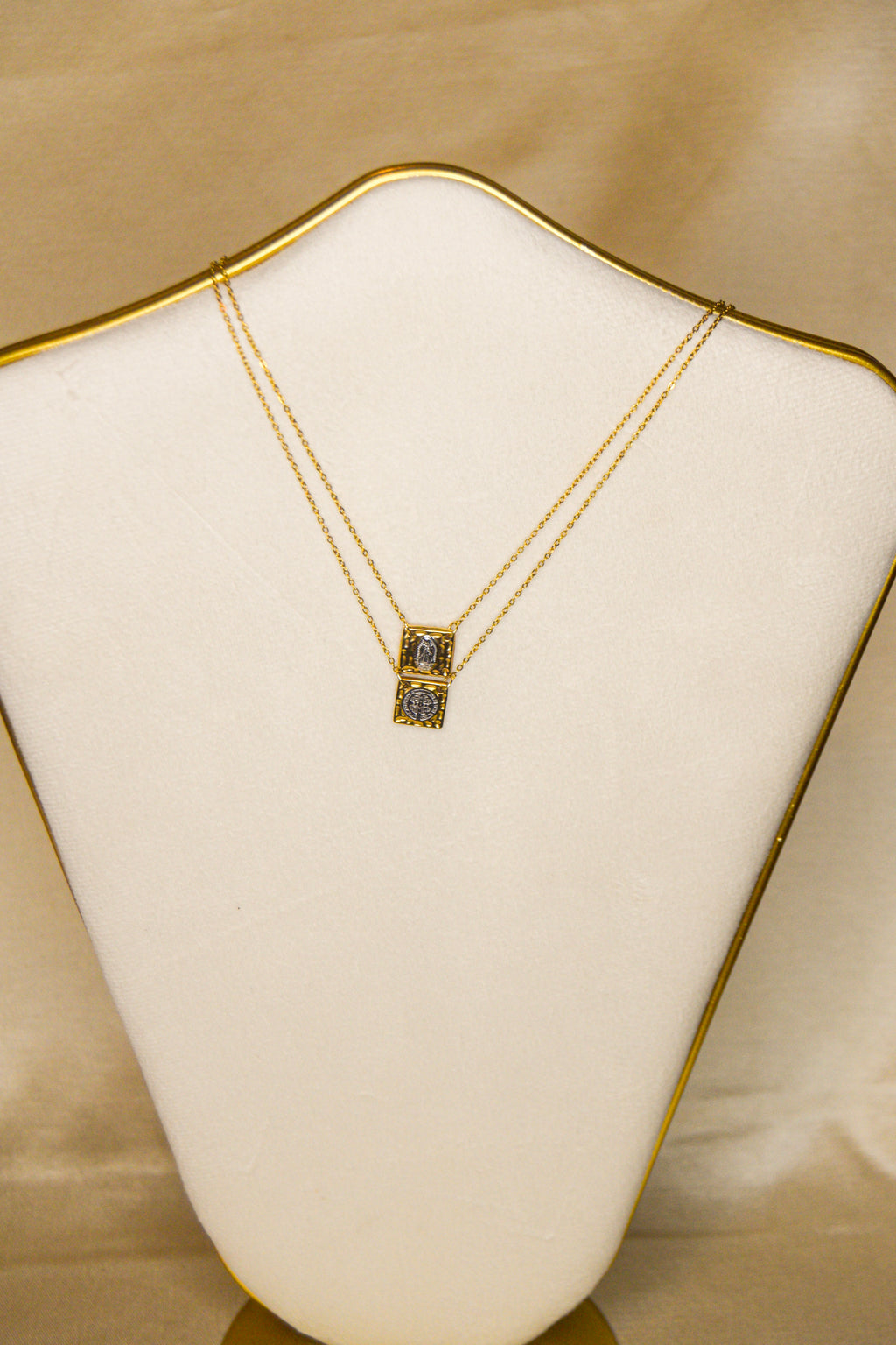 Escapulário prateado e dourado