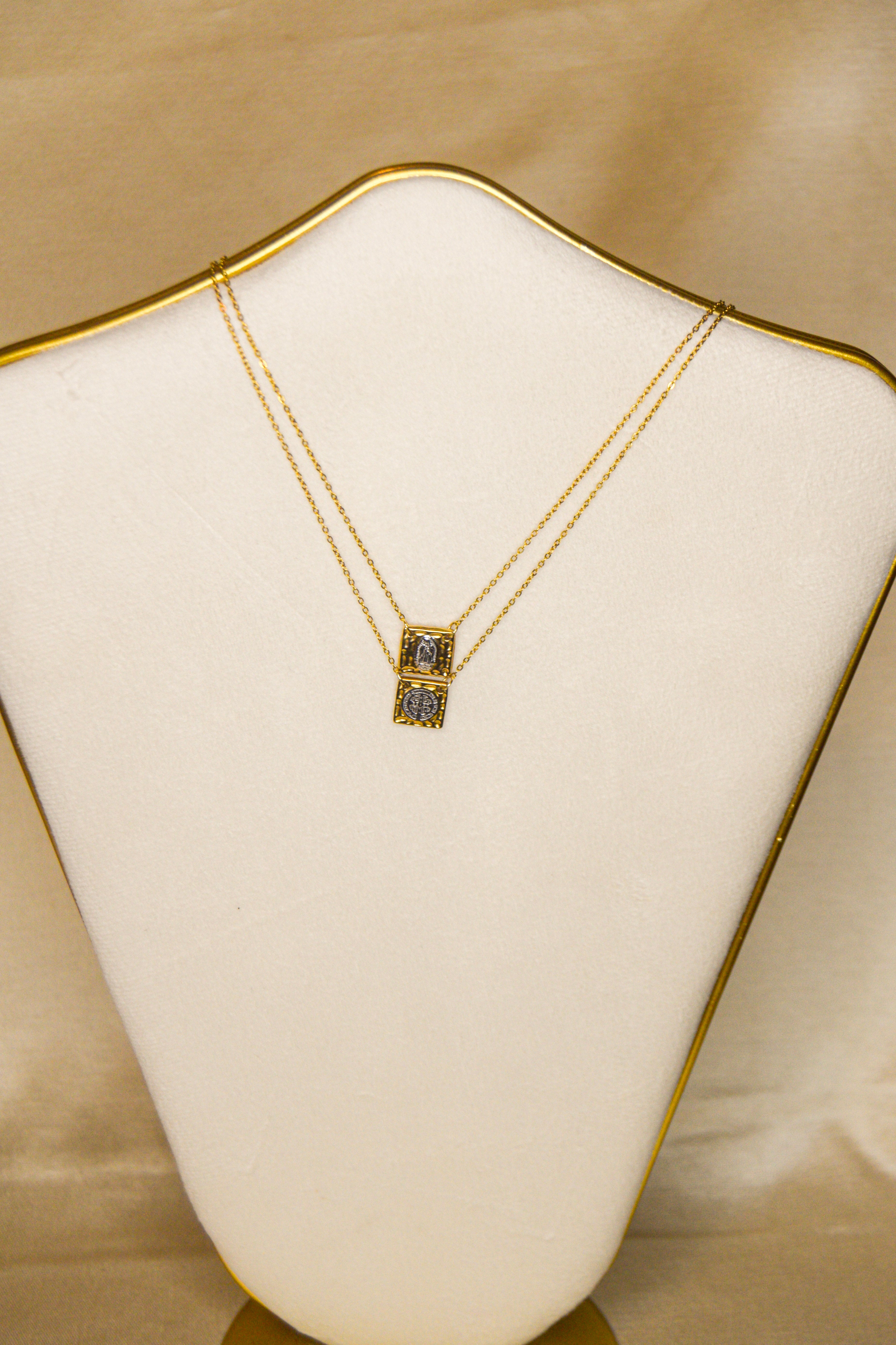 Escapulário prateado e dourado