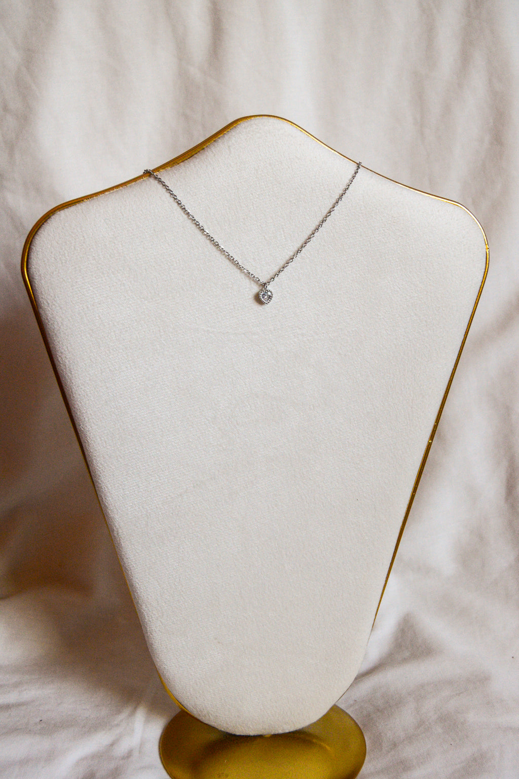 Colar prateado coração brilhante