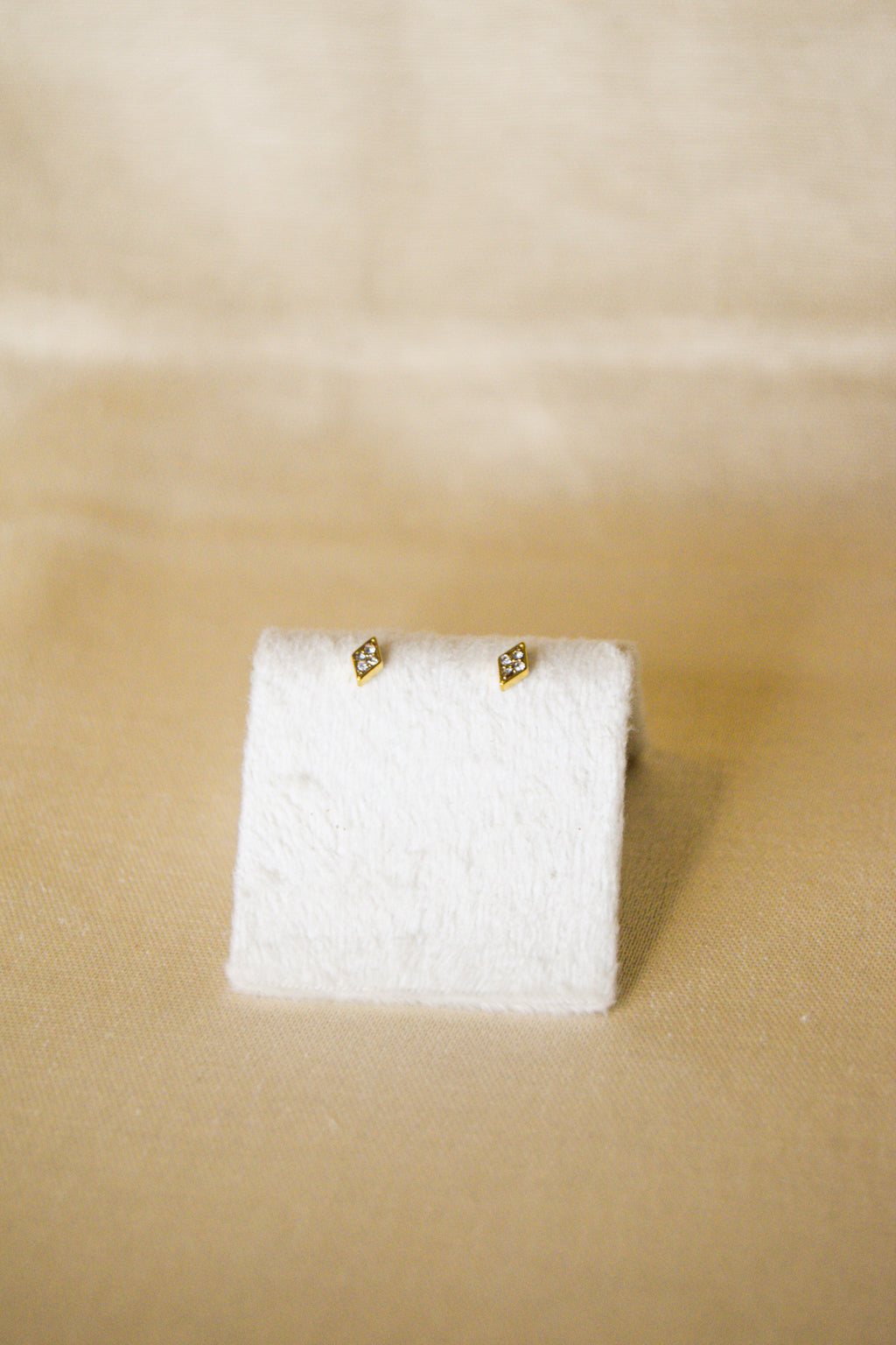 Piercing dourado losango