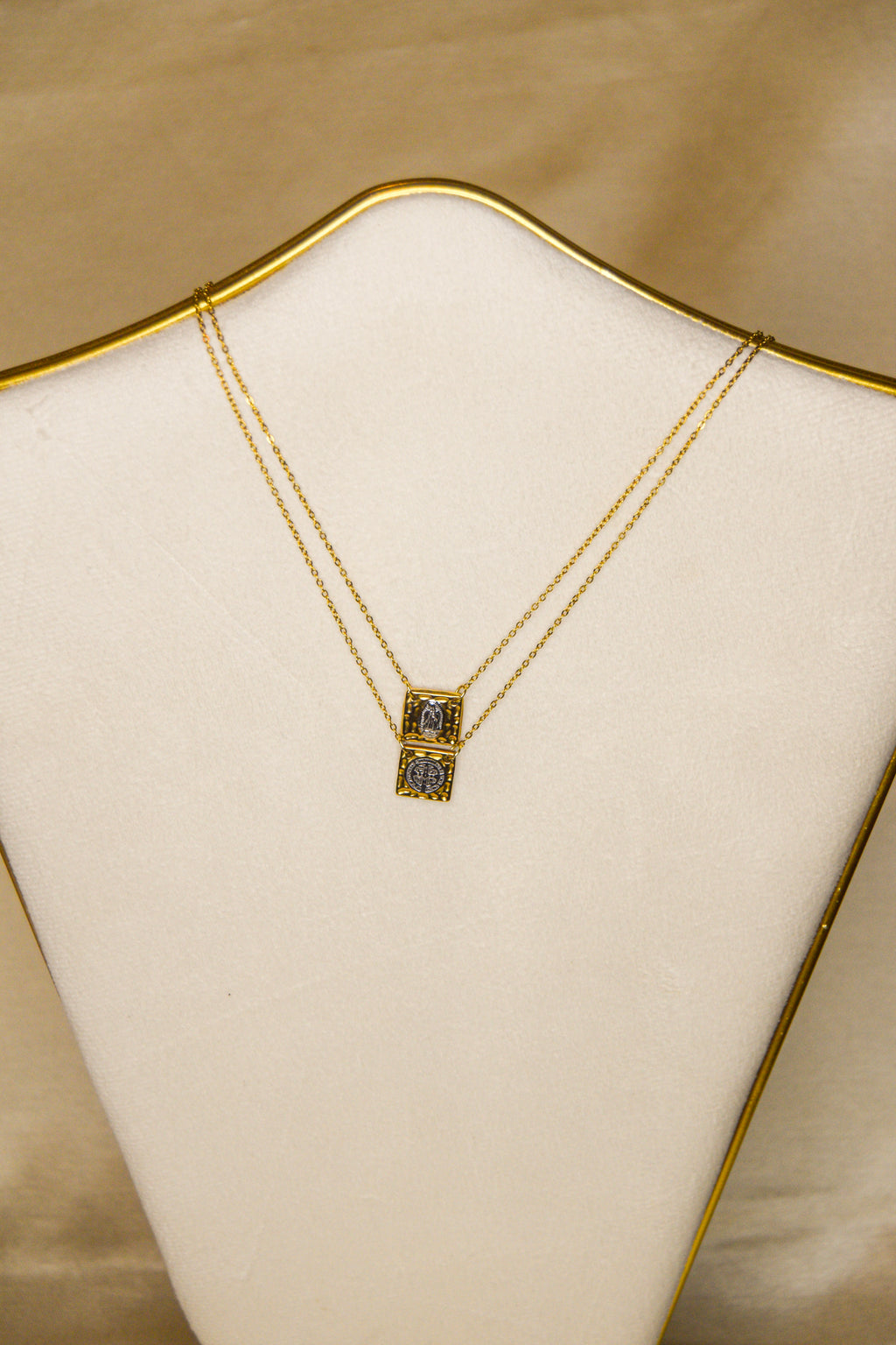 Escapulário prateado e dourado