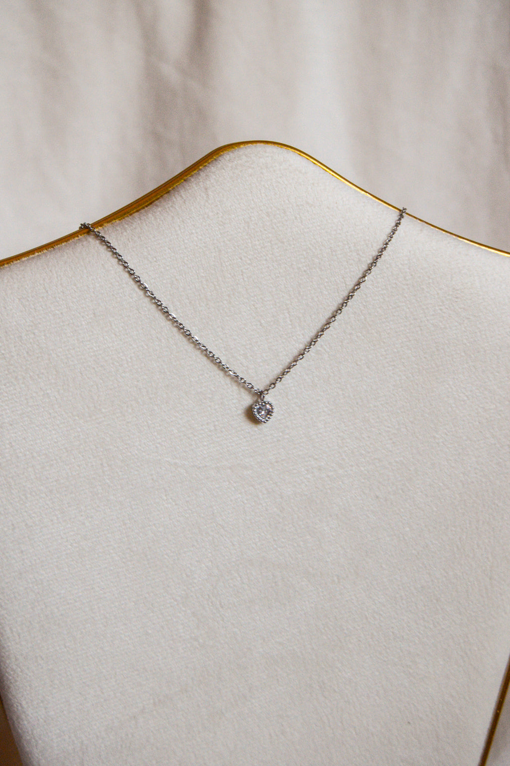 Colar prateado coração brilhante