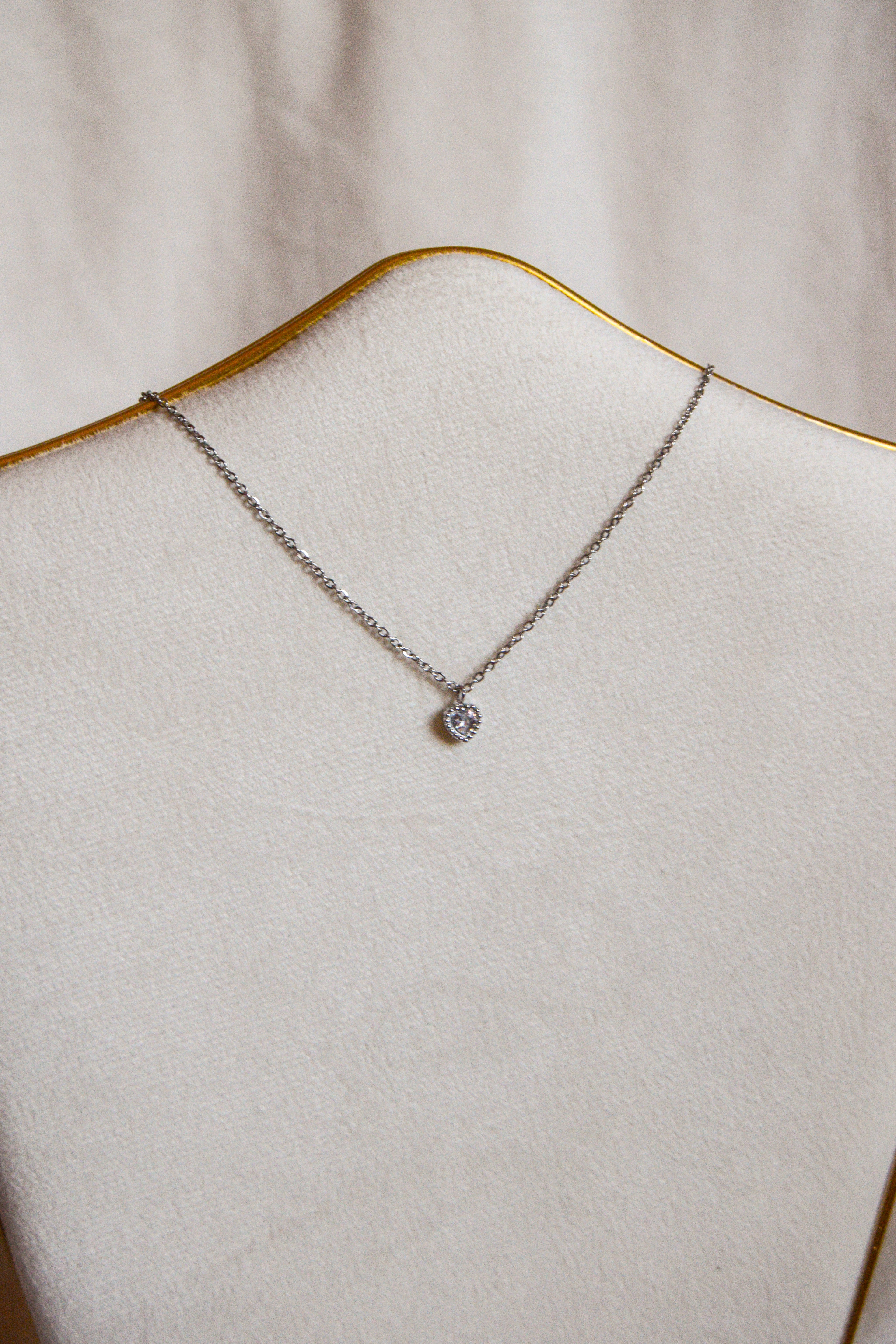 Colar prateado coração brilhante