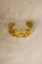 Pulseira dourada irregular