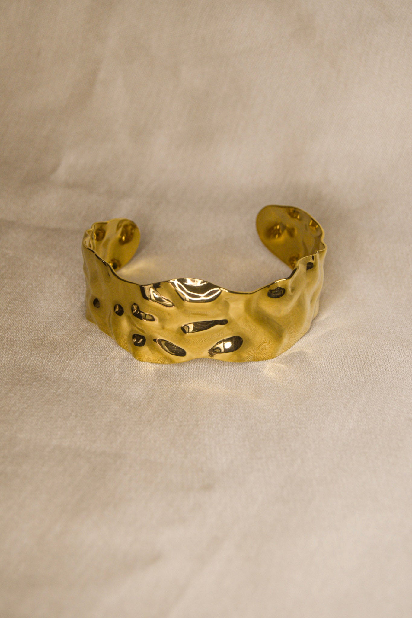 Pulseira dourada irregular