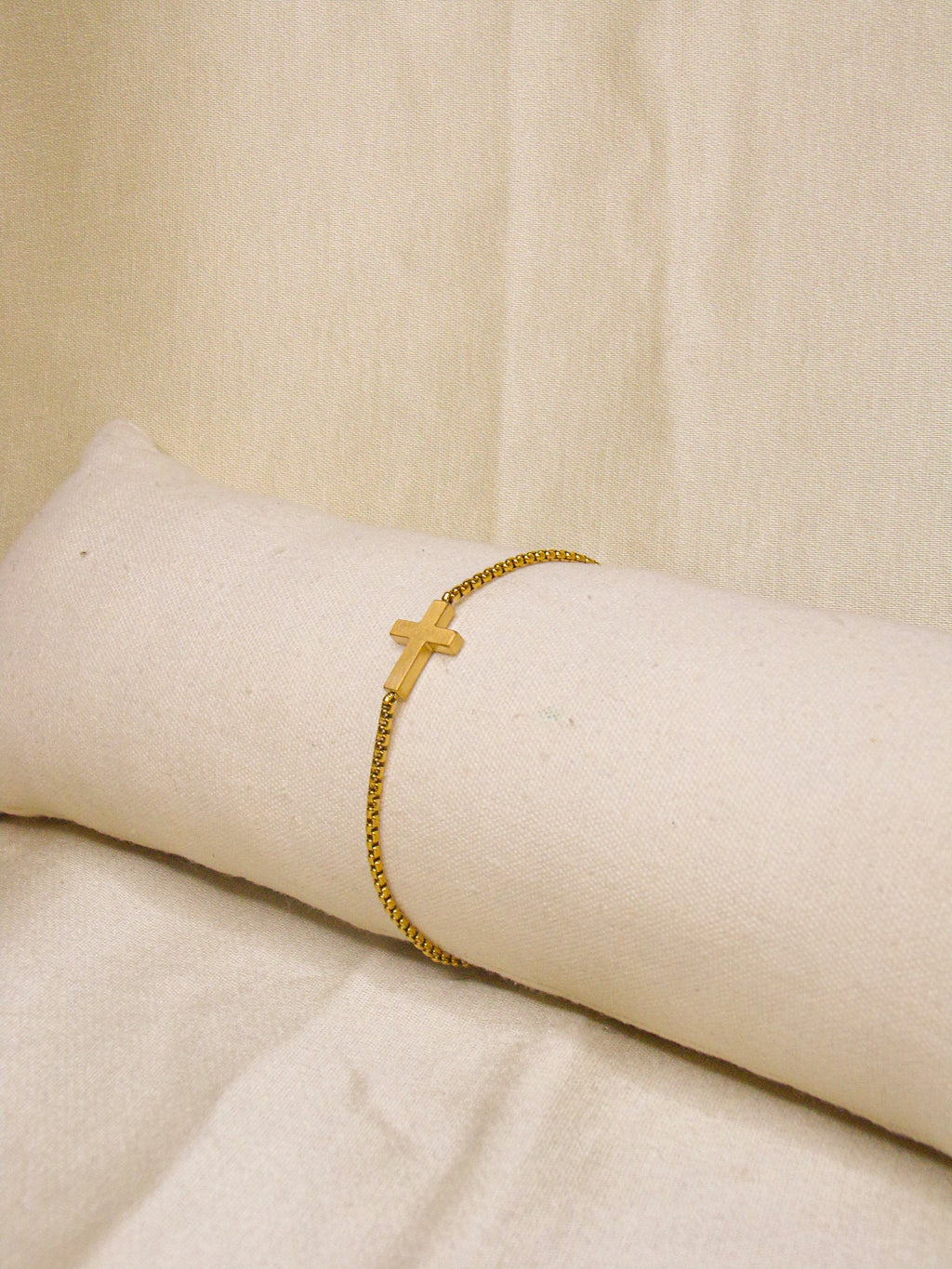 Pulseira dourada com cruz