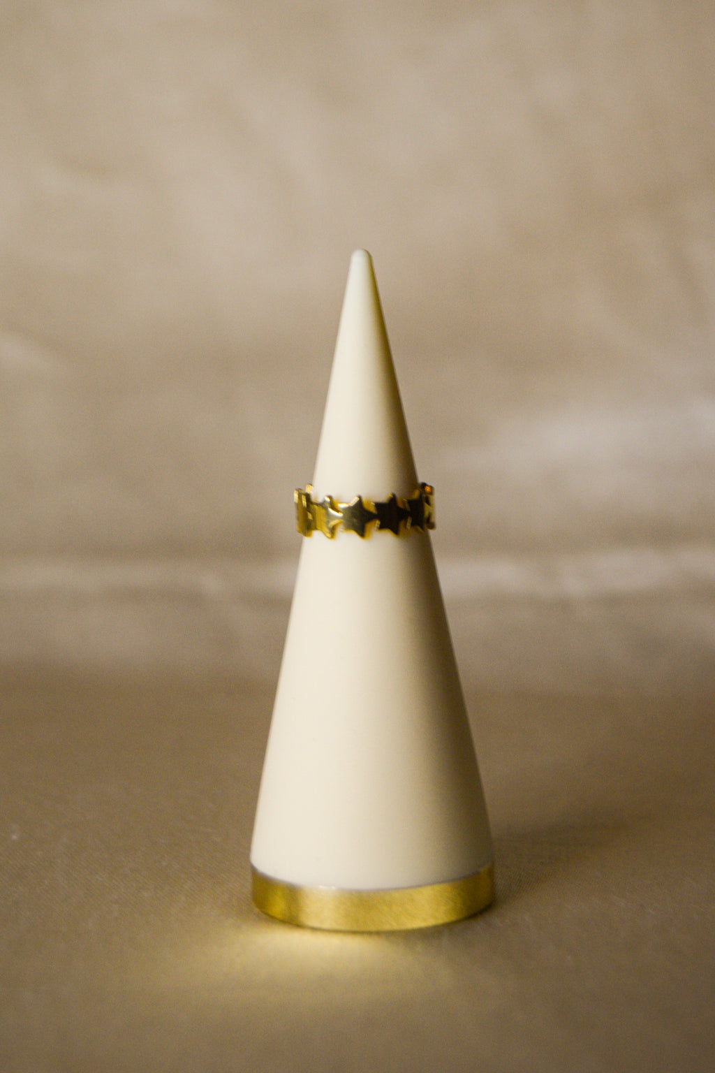 Anel dourado estrelas