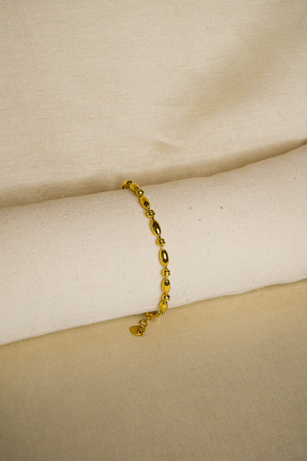 Pulseira dourada pendentes ovais