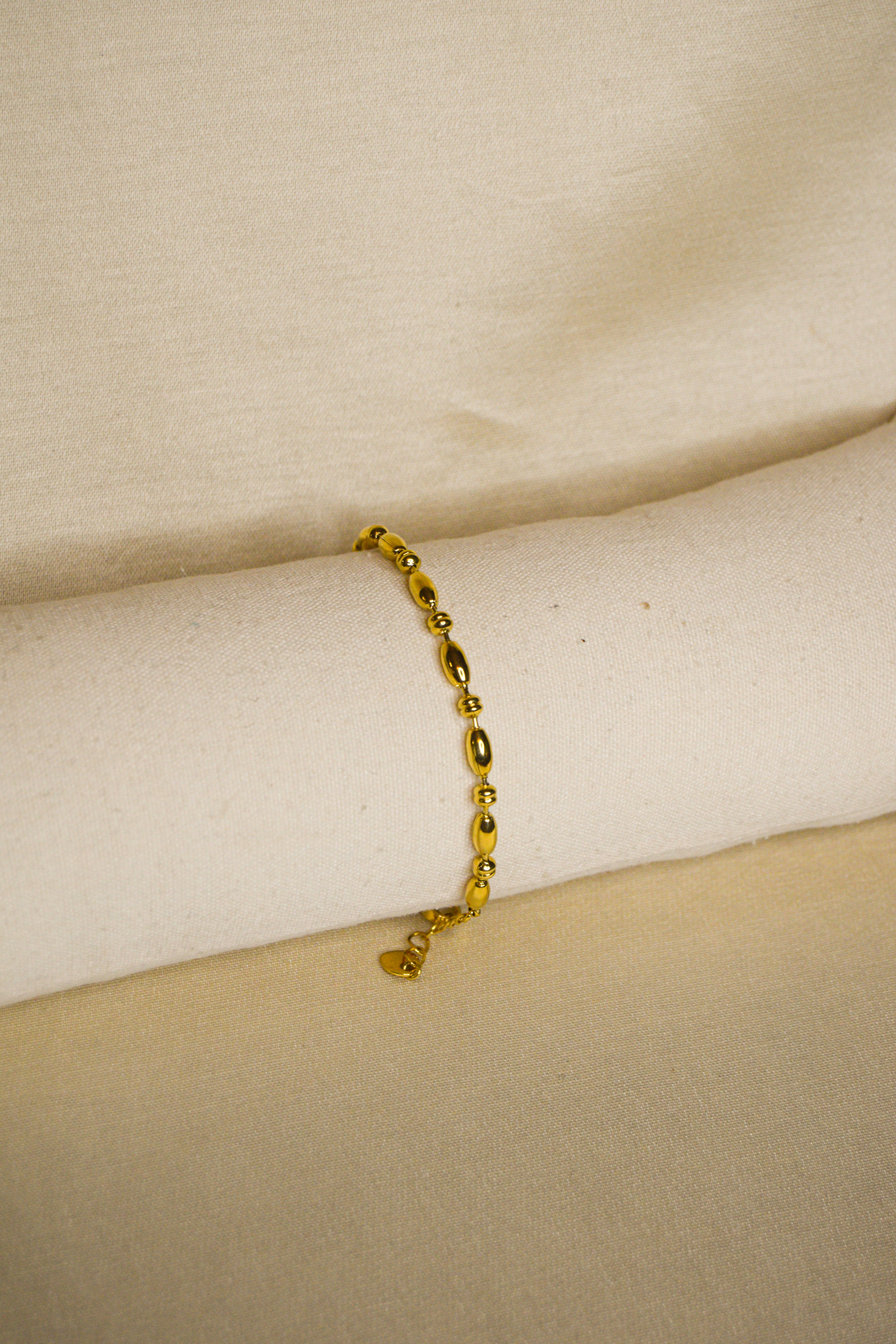 Pulseira dourada pendentes ovais