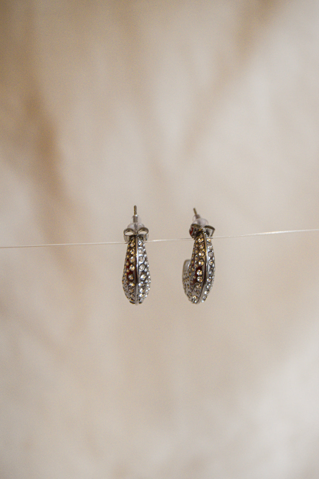 Brincos prateados brilhantes