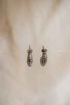 Brincos prateados brilhantes