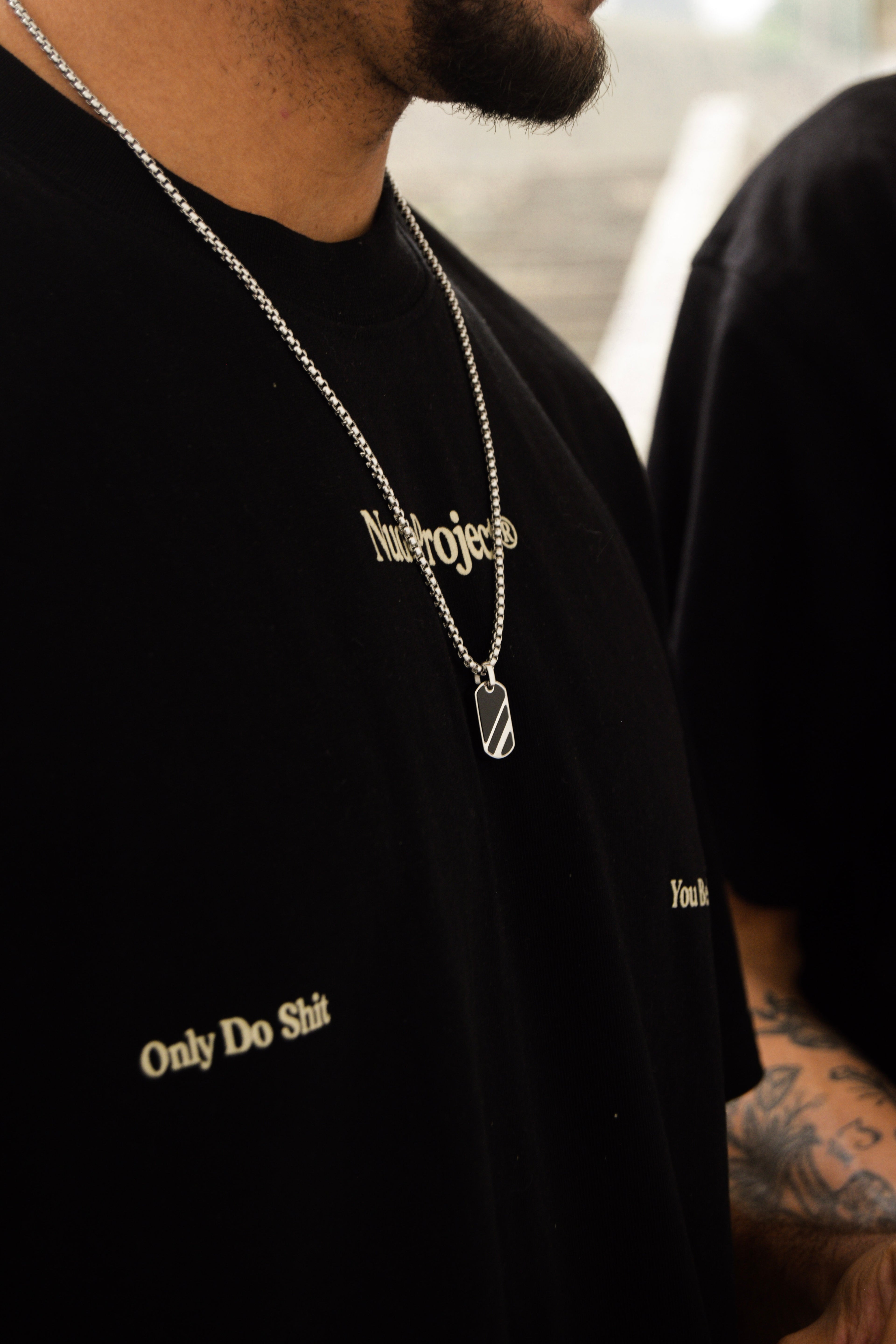 Colar prateado com pedra preta