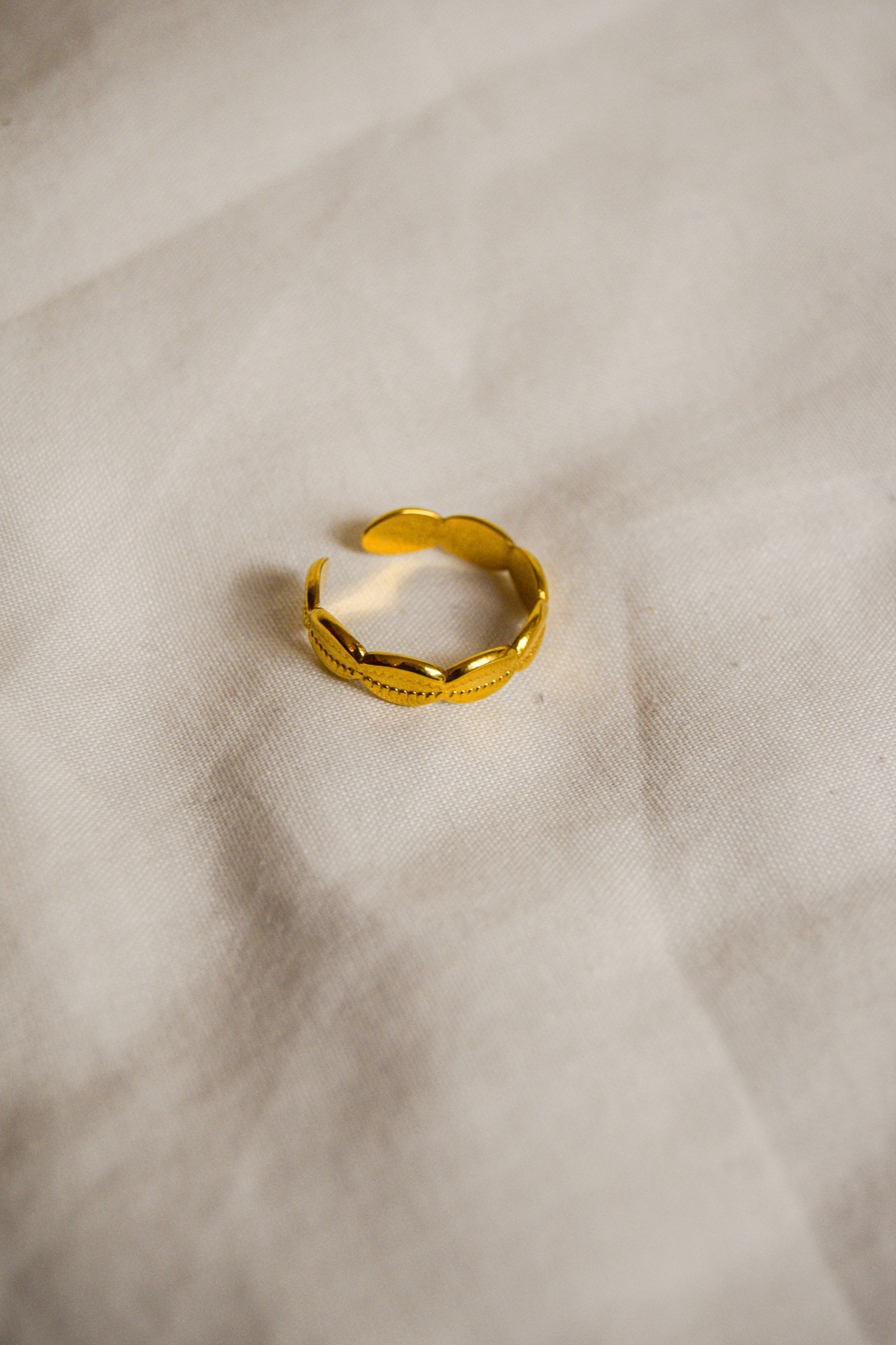 Anel dourado Conchas