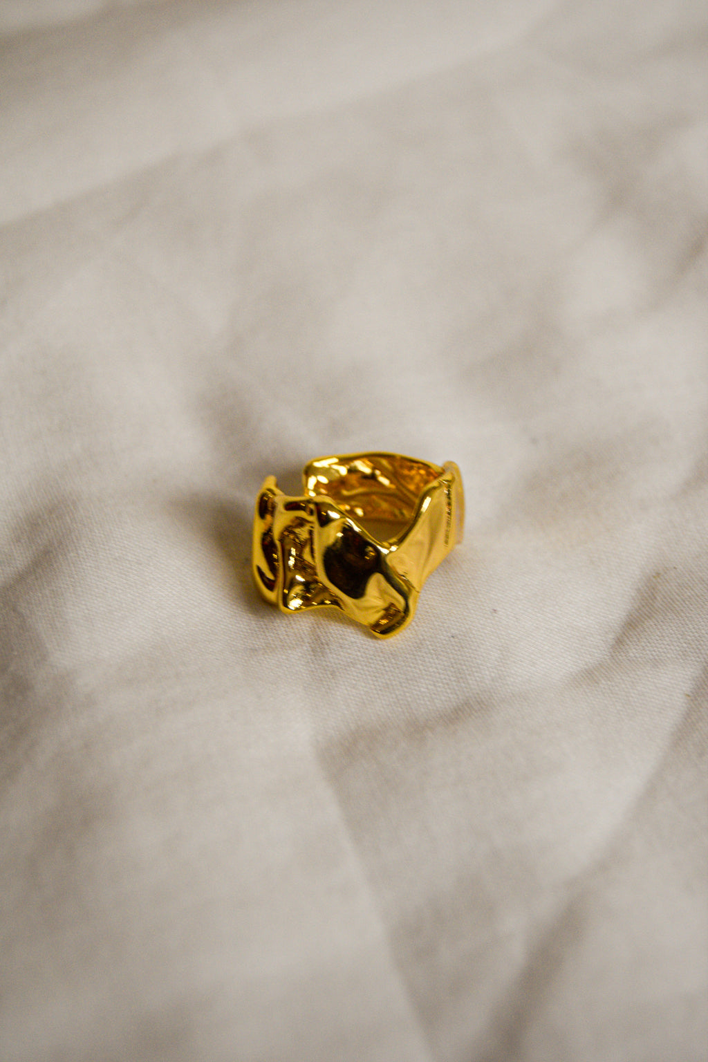 Anel dourado abstrato