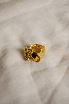 Anel dourado abstrato