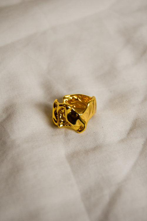 Anel dourado abstrato