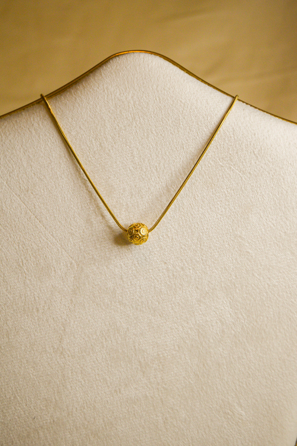 Colar dourado pedra Viana