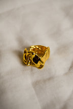 Anel dourado abstrato