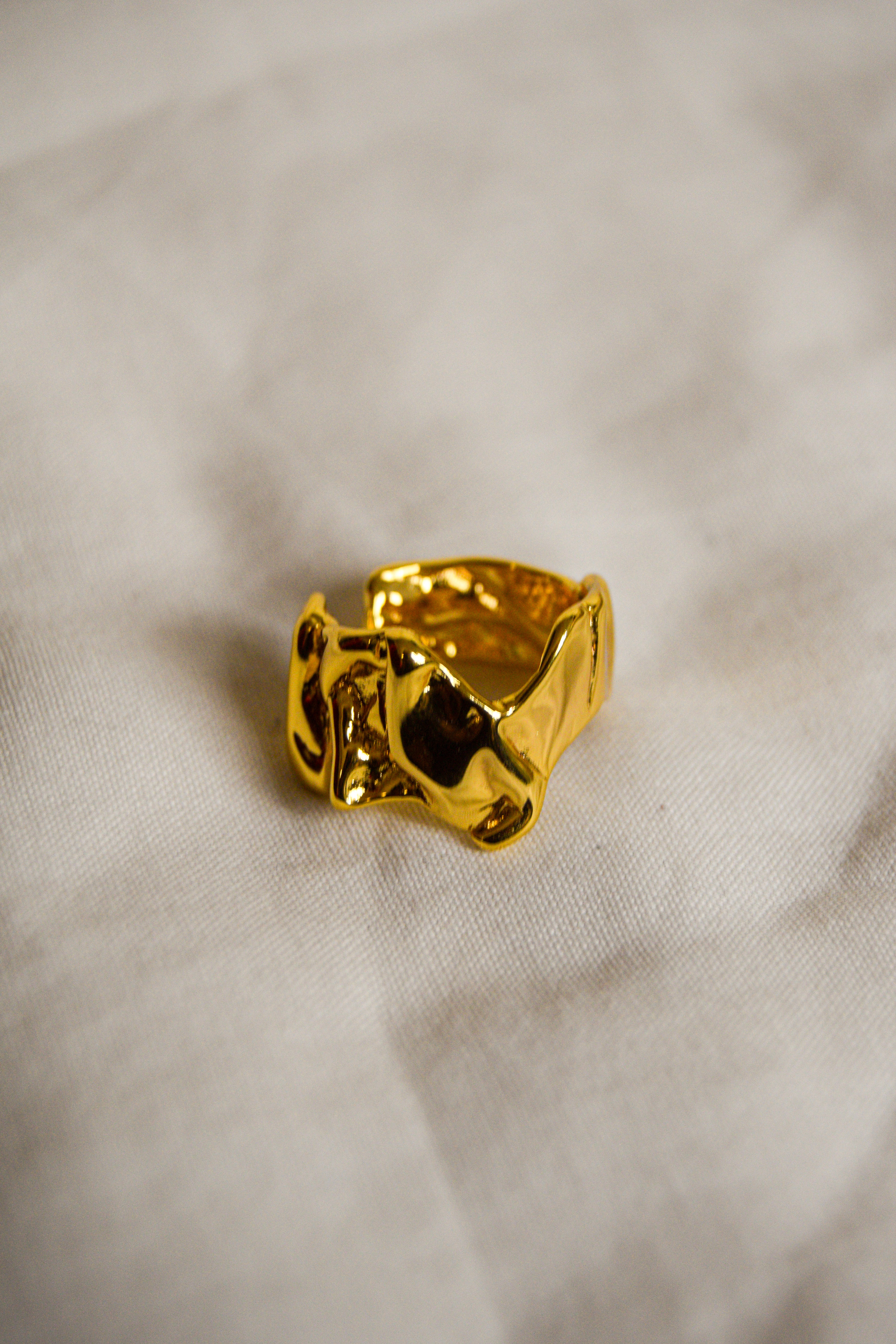 Anel dourado abstrato