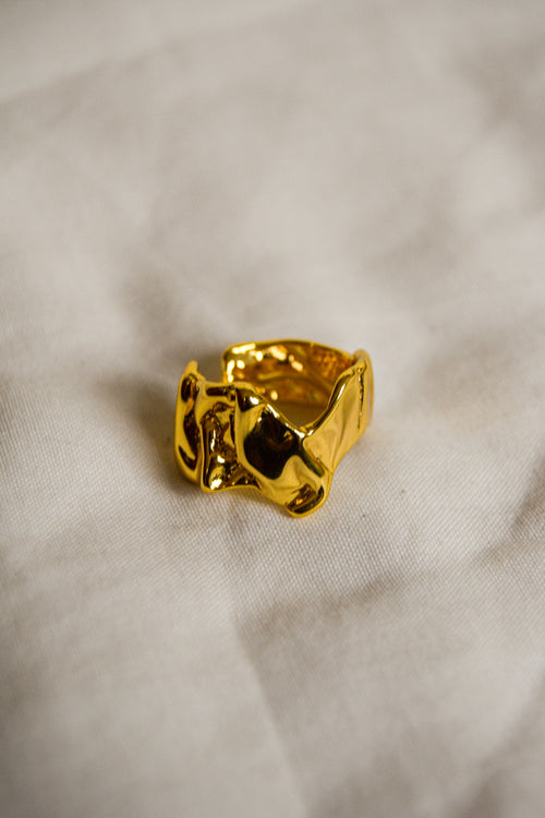 Anel dourado abstrato