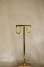 Argolas douradas trabalhadas