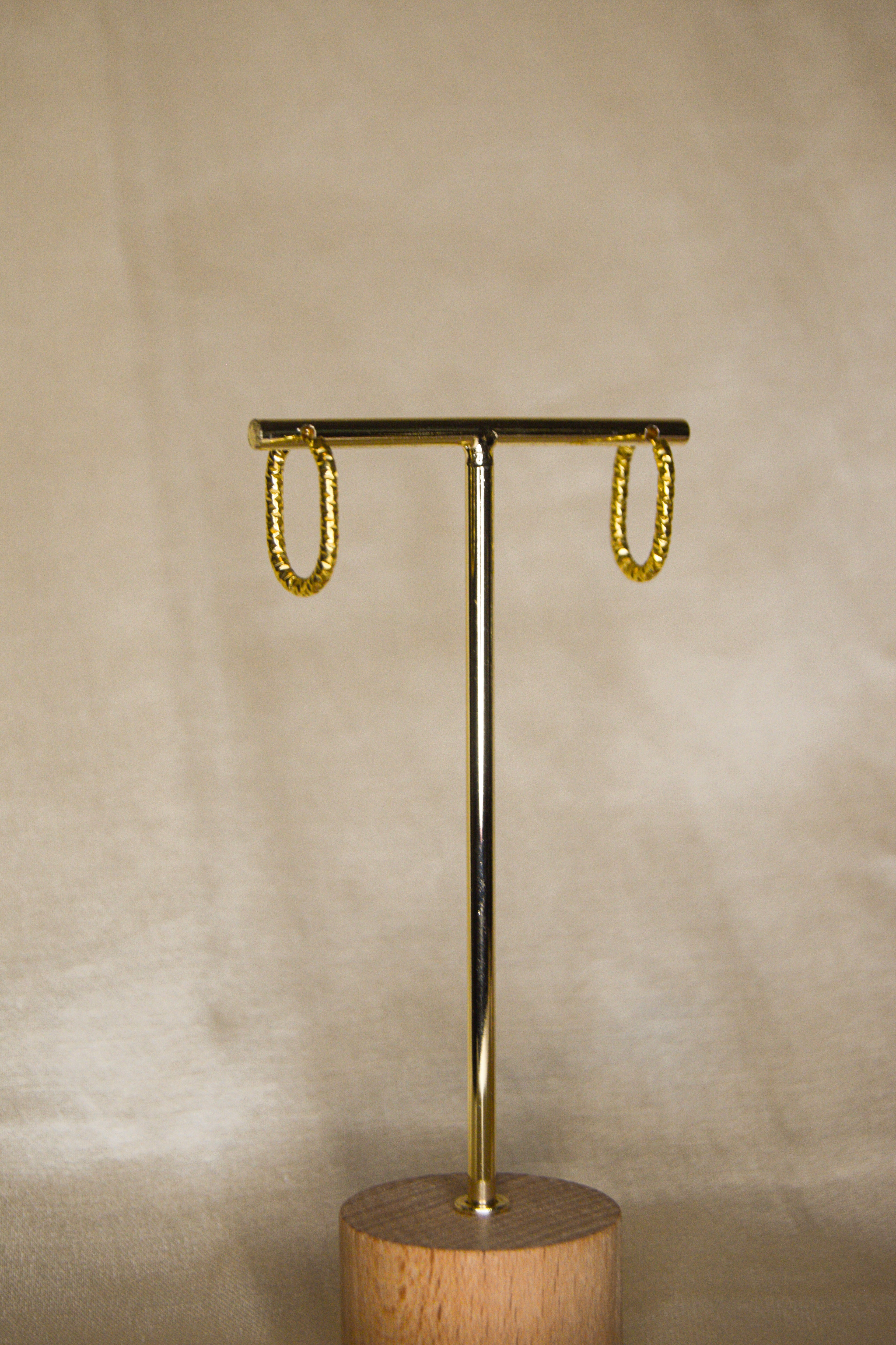 Argolas douradas trabalhadas