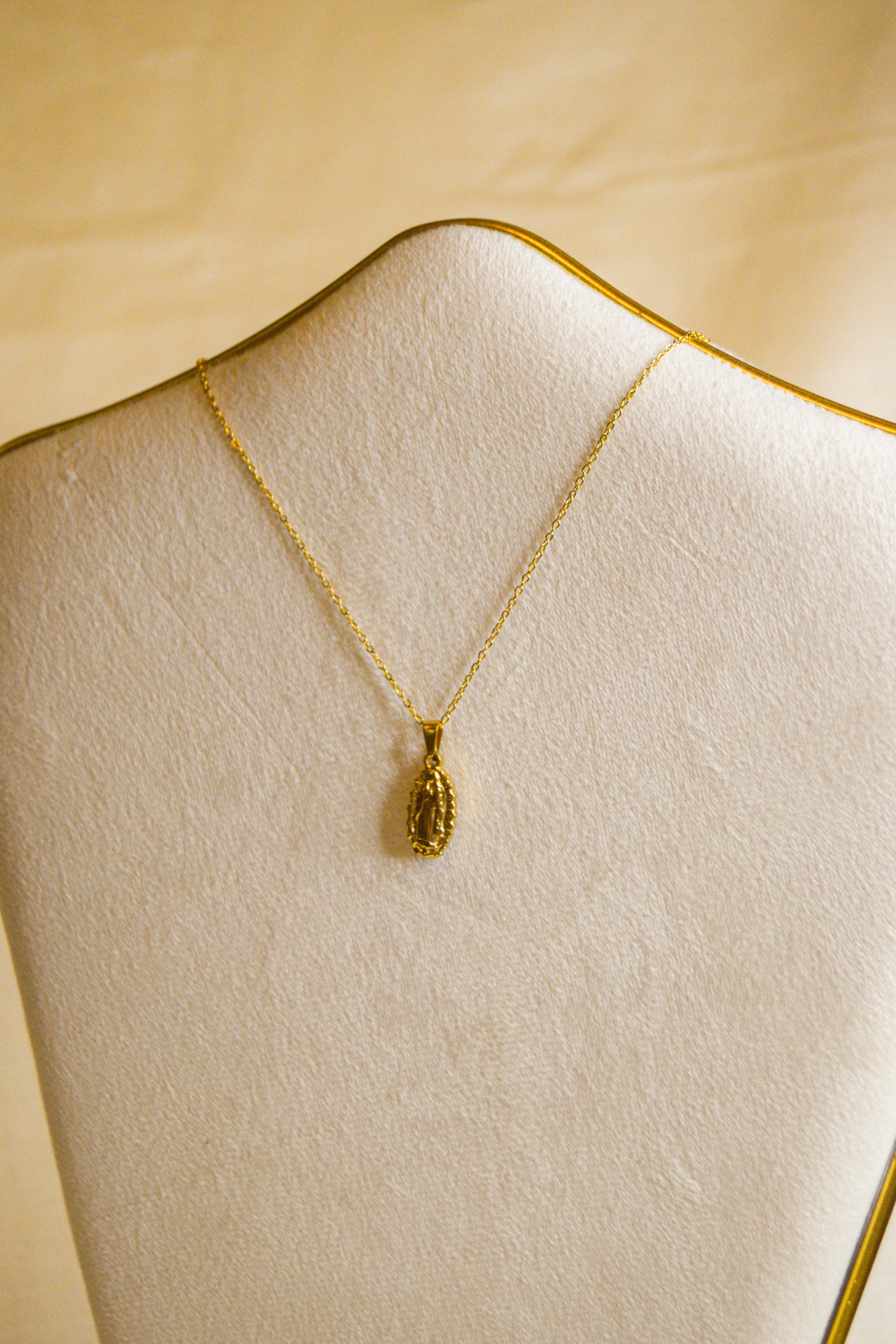 Colar dourado pendente santa