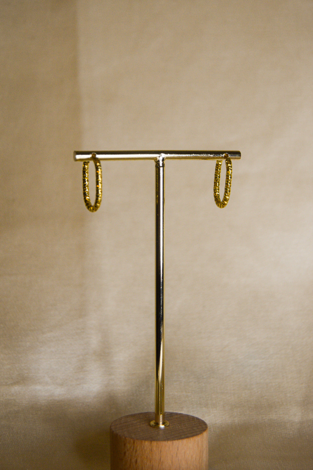 Argolas douradas trabalhadas