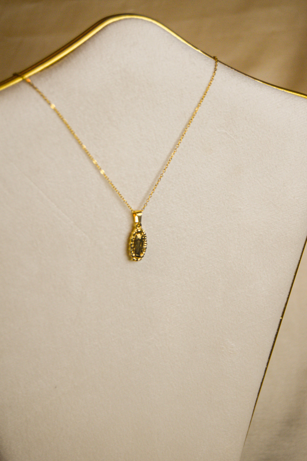 Colar dourado pendente santa