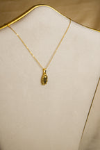 Colar dourado pendente santa