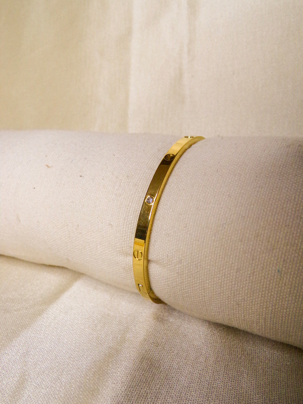 Pulseira dourada estilo Cartier