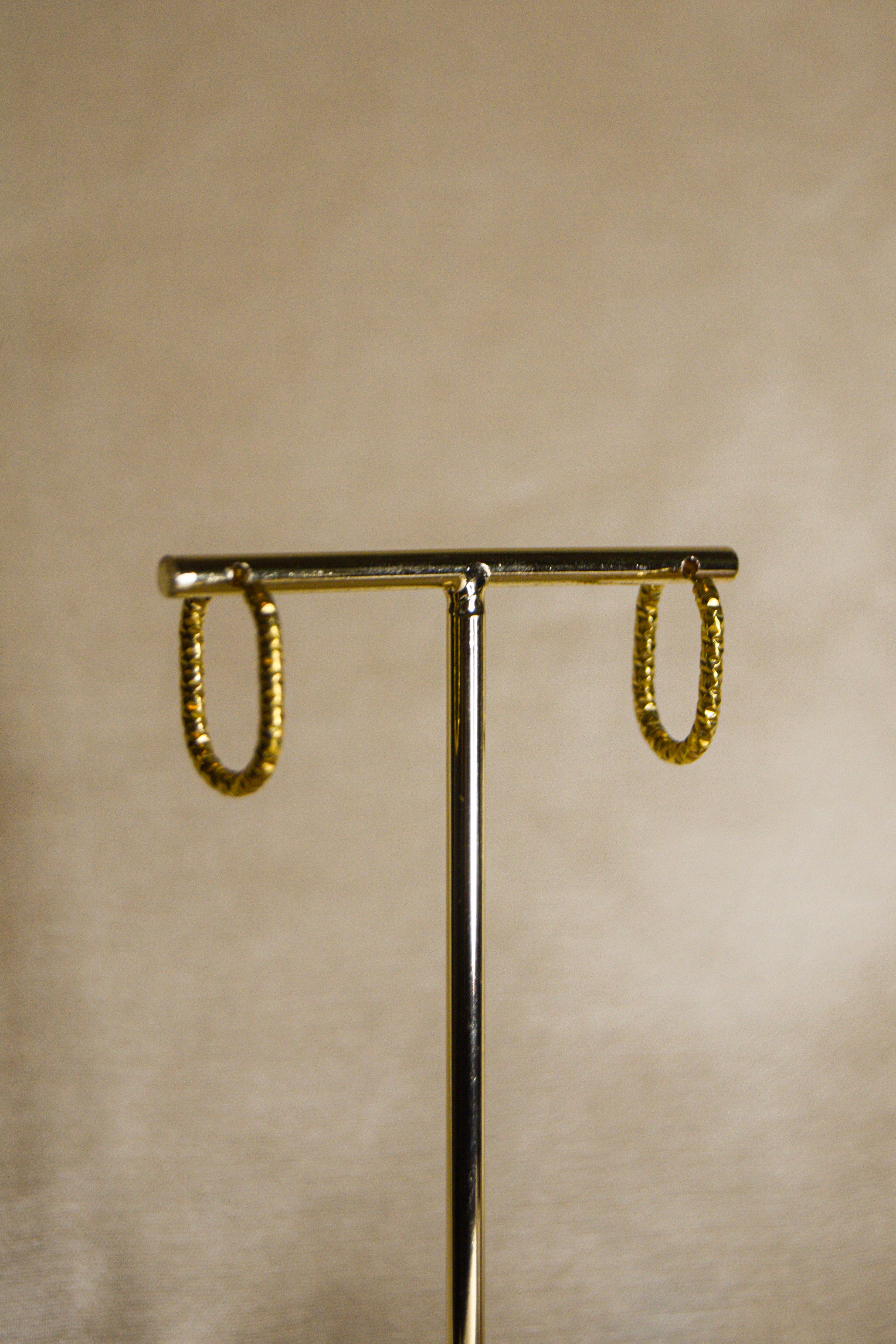 Argolas douradas trabalhadas