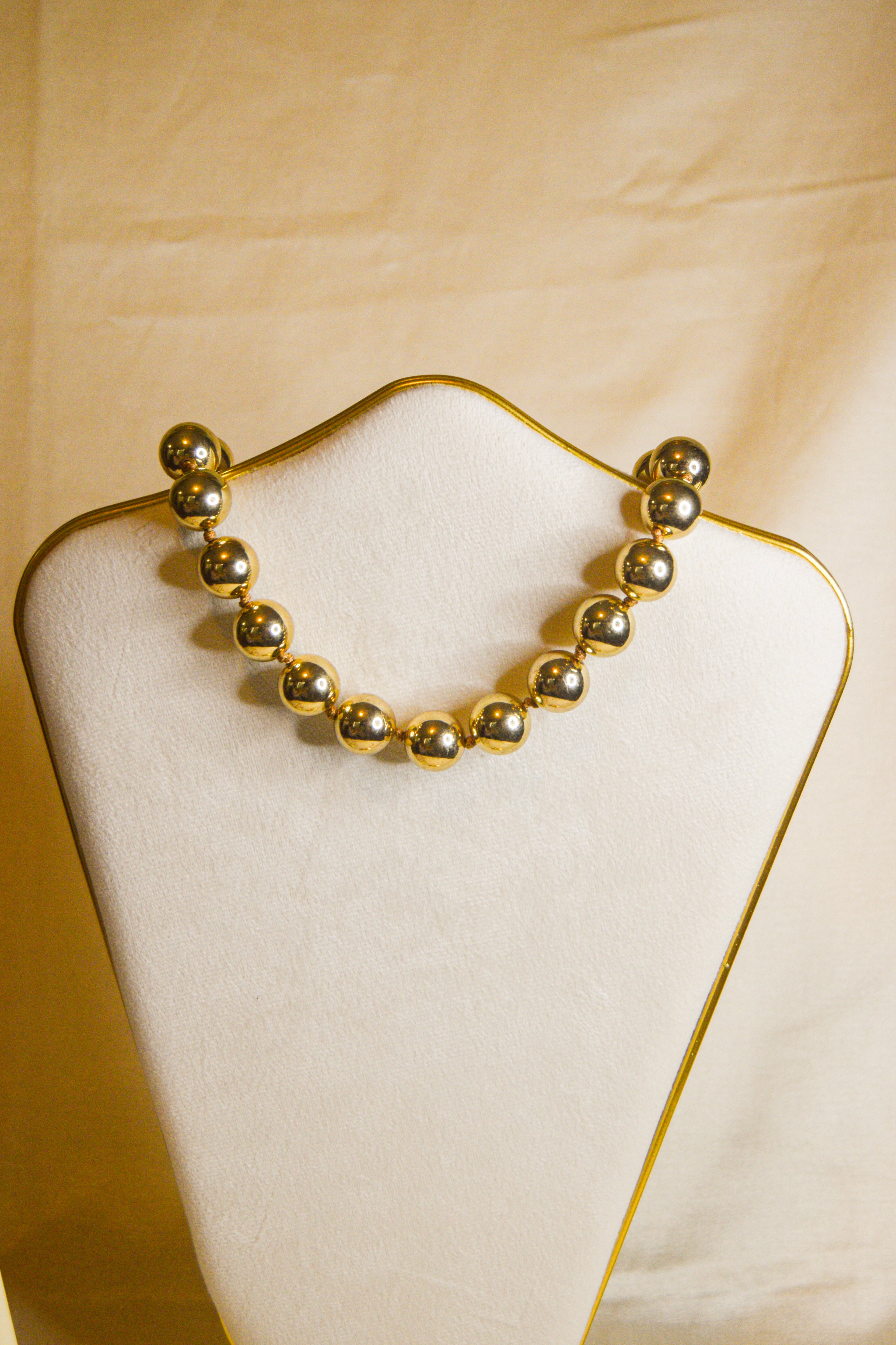 Colar dourado bolas grandes
