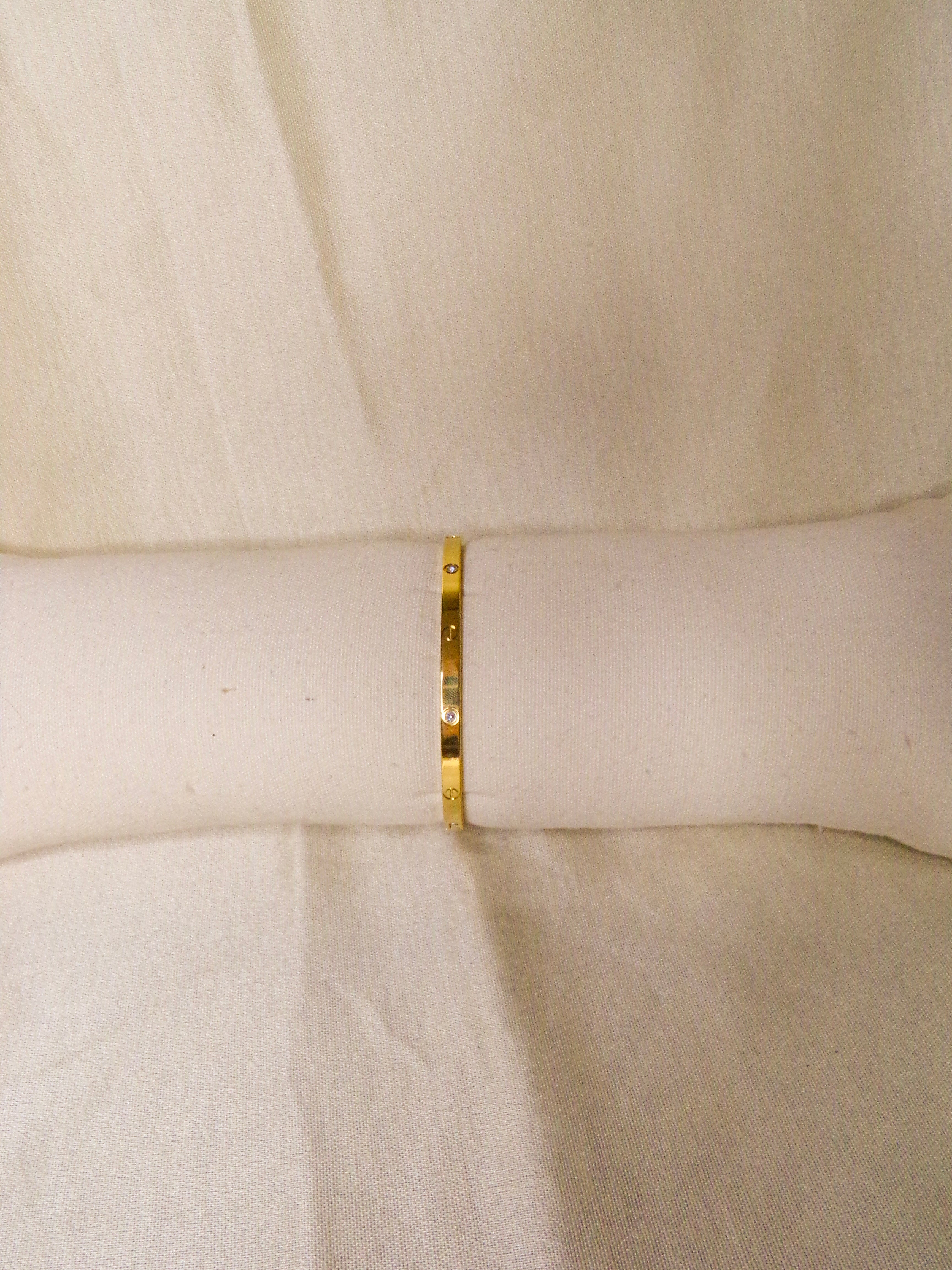 Pulseira dourada estilo Cartier