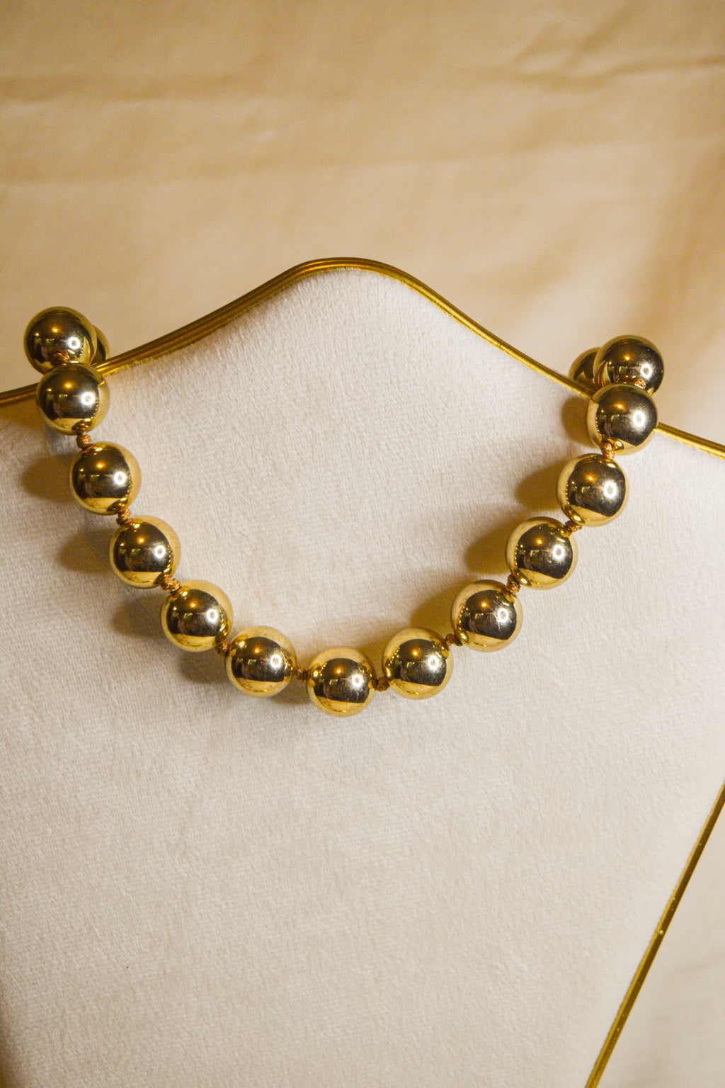 Colar dourado bolas grandes