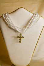 Colar bolas brancas com cruz