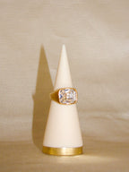 Anel dourado brilhante