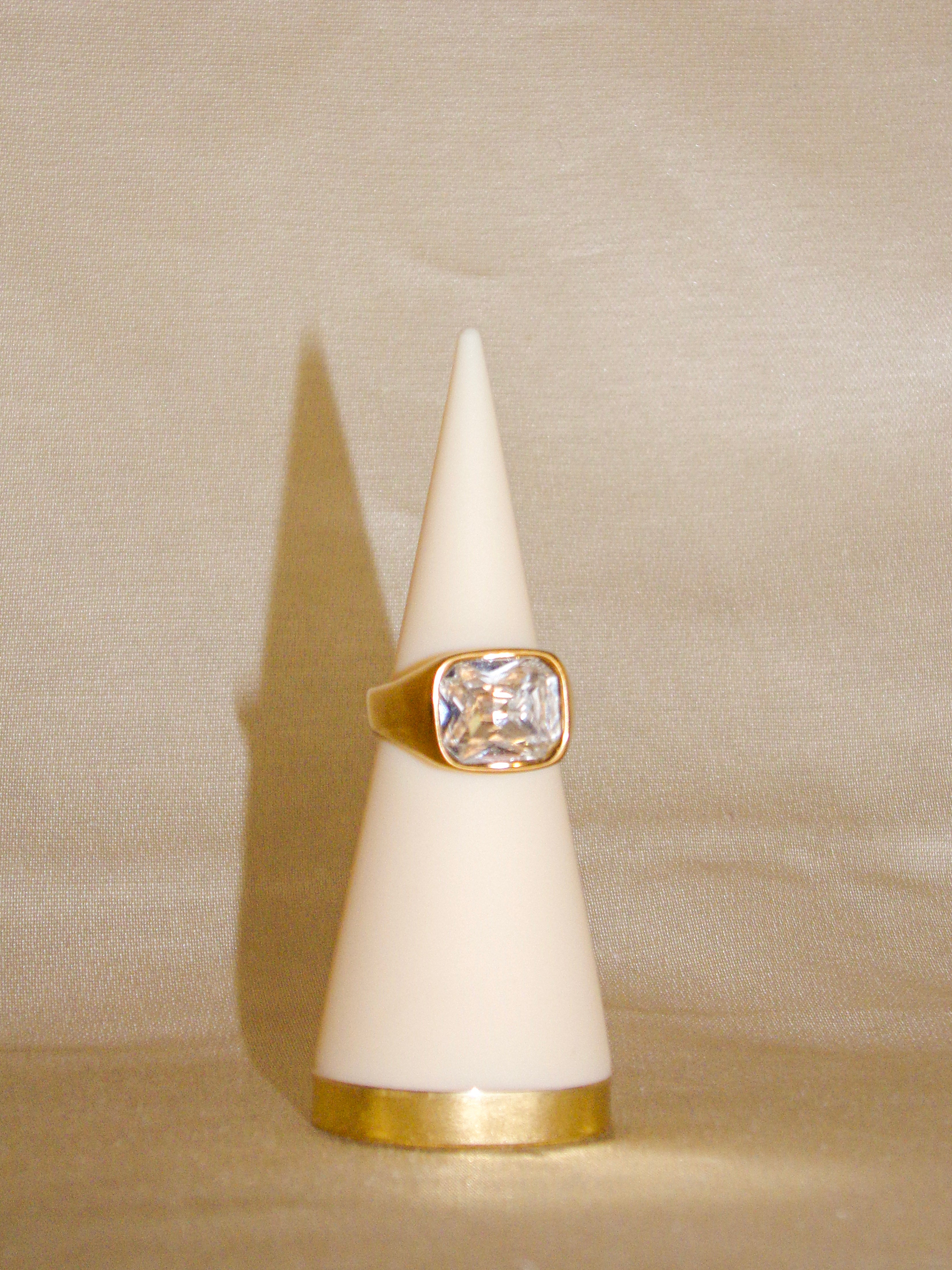 Anel dourado brilhante