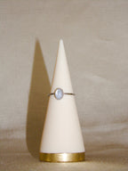 Anel prateado pedra branca