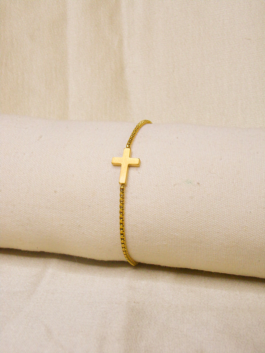 Pulseira dourada com cruz