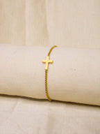 Pulseira dourada com cruz