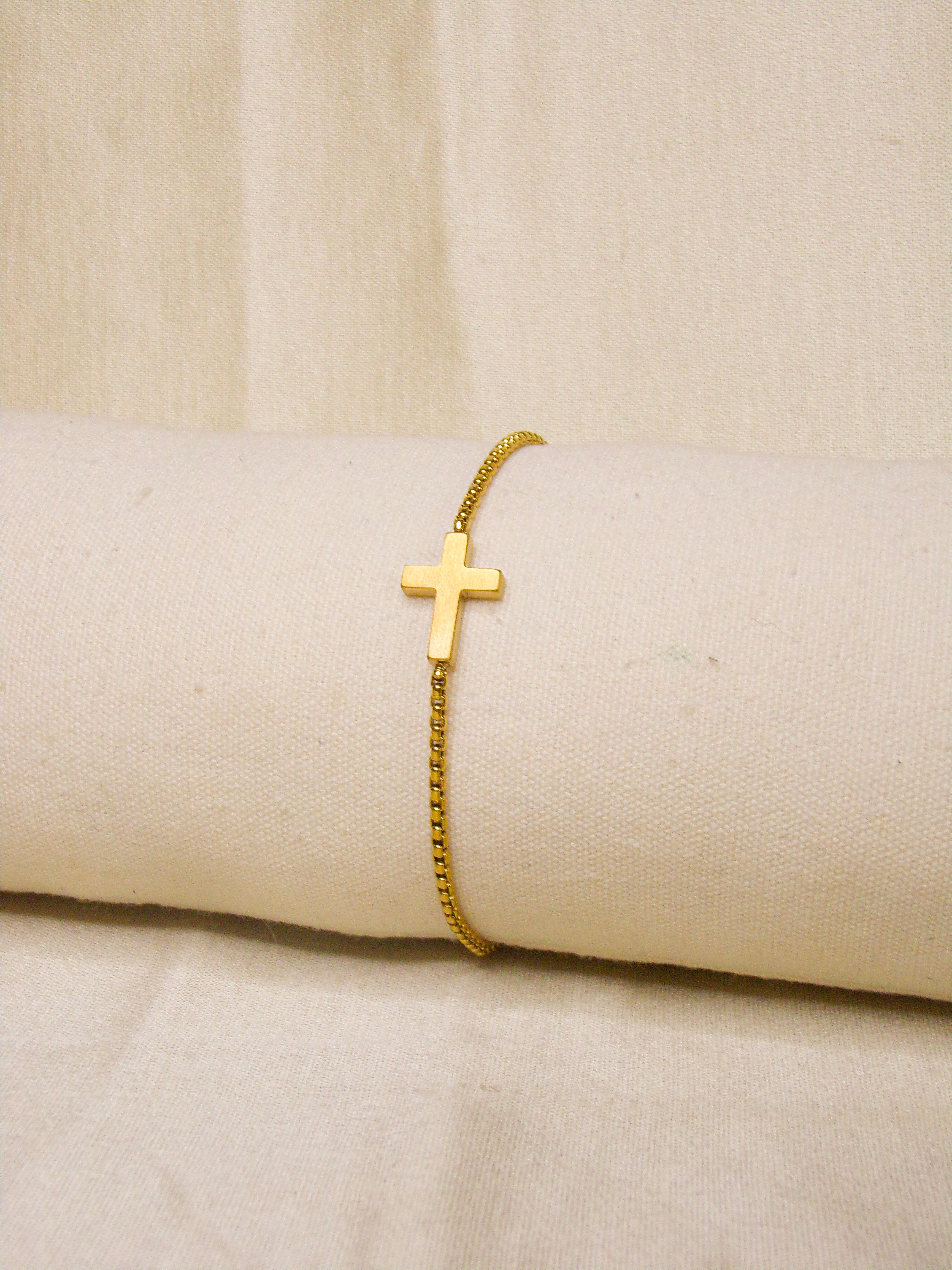 Pulseira dourada com cruz